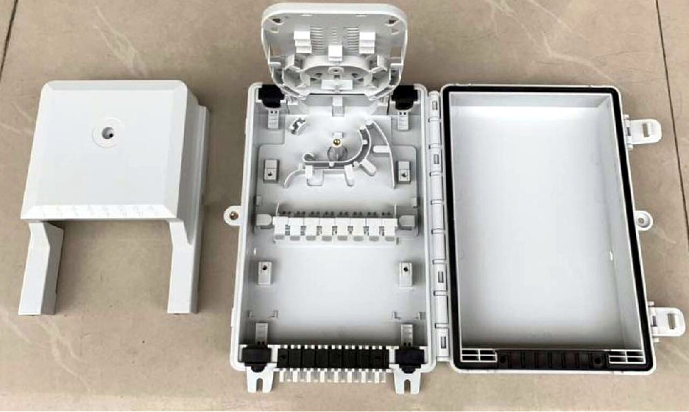 Caja de derivación interior para dieciséis conectores tipo SC